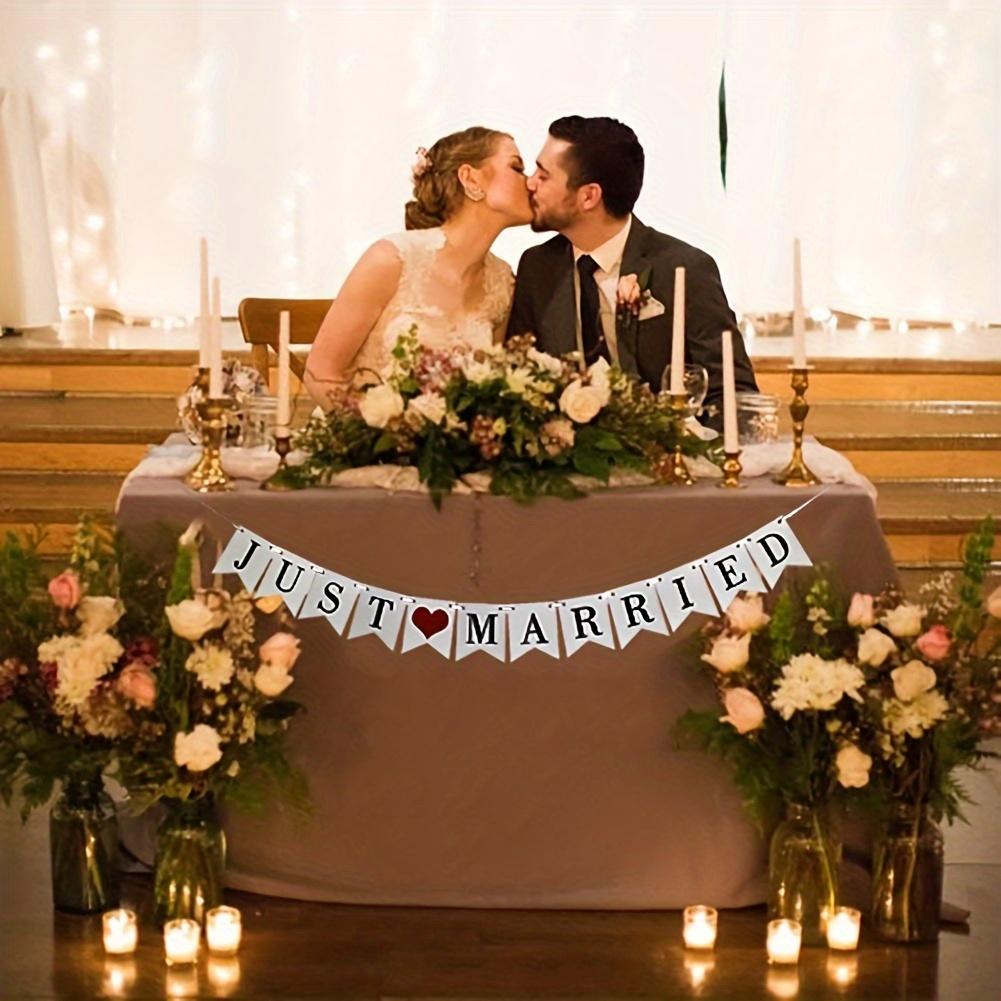 Elegantní bílý banner 'Just Married' - Ideální pro svatební a předsvatební výzdobu, rekvizita do fotokoutku a zahradní párty potřeby, svatební věnec