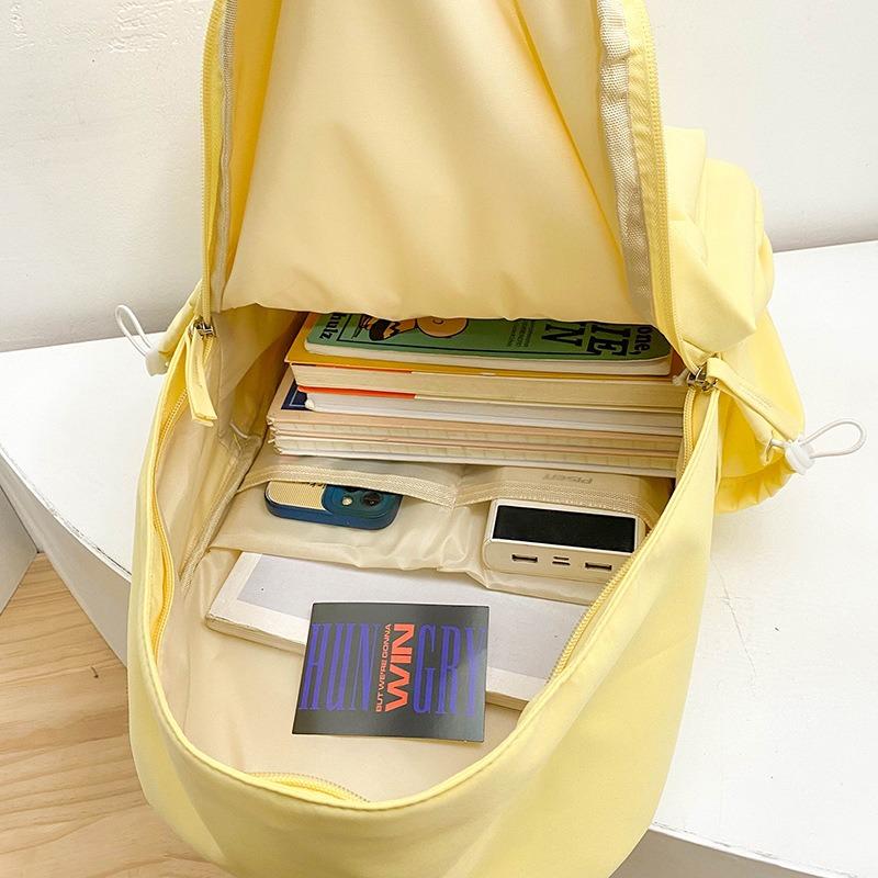 Backpacks Are Fashionable and Popular Among Primary and Secondary School Students
