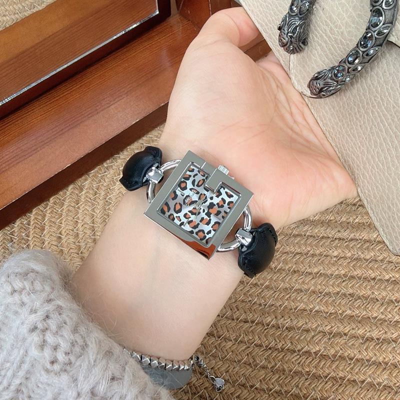 Armbanduhr im koreanischen Stil mit quadratischem Zifferblatt, Eine luxuriöse und raffinierte Damenuhr mit einem einzigartigen Leopardenmuster-Design.