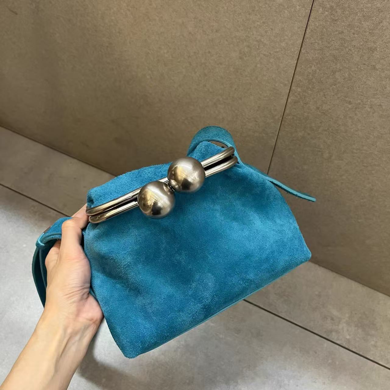 

Korean Direct Delivery Sky Blue Retro Clip Axigo Same Style High End, Small Niche Single Shoulder Crossbody Gold Bag озеро синий