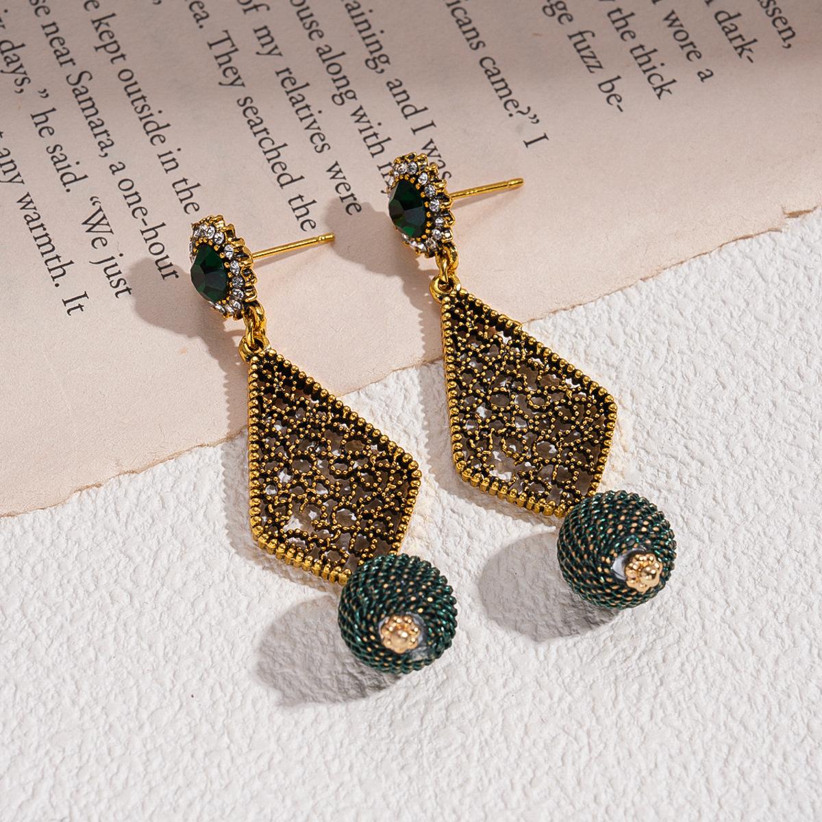 European and American retro old-fashioned diamond-encrusted hollow rhombus silver needle earrings, court style niche light luxury earrings