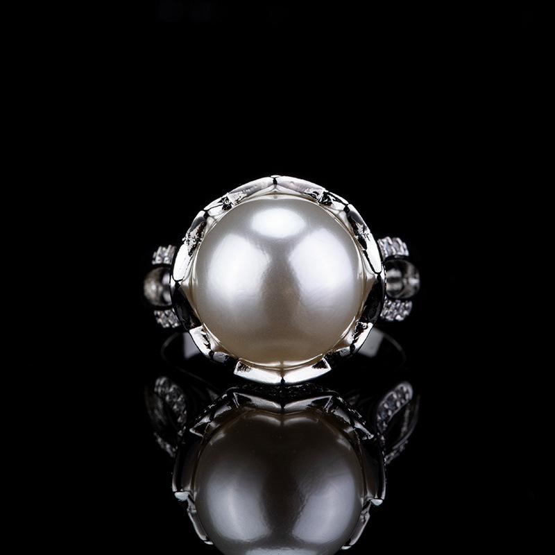 Light Luxury Pearl Ring Women'S Design Sense Flower Tray Pearl Temperament Ring Personalized Jewelry