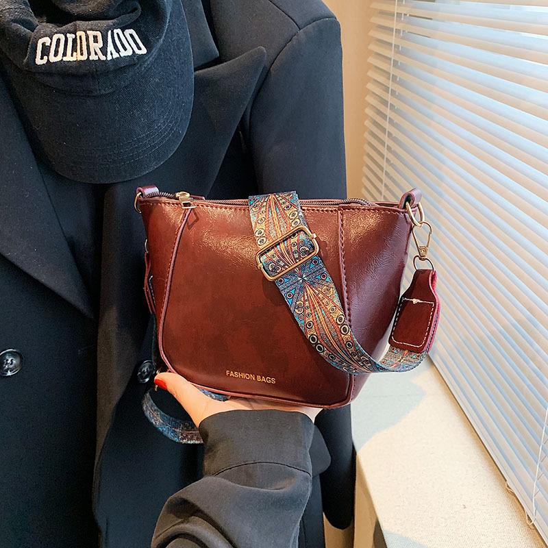 

Популярна в цьому році невелика жіноча сумка осінь 2024, нова проста модна сумка-месенджер, повсякденна ніша, модна маленька квадратна сумка