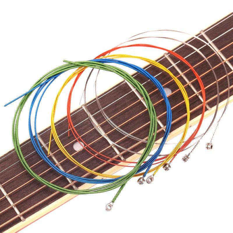 Alice A407C Bunte Folk-Gitarrensaiten: Komplettes Set von 6 Saiten mit Zubehör.