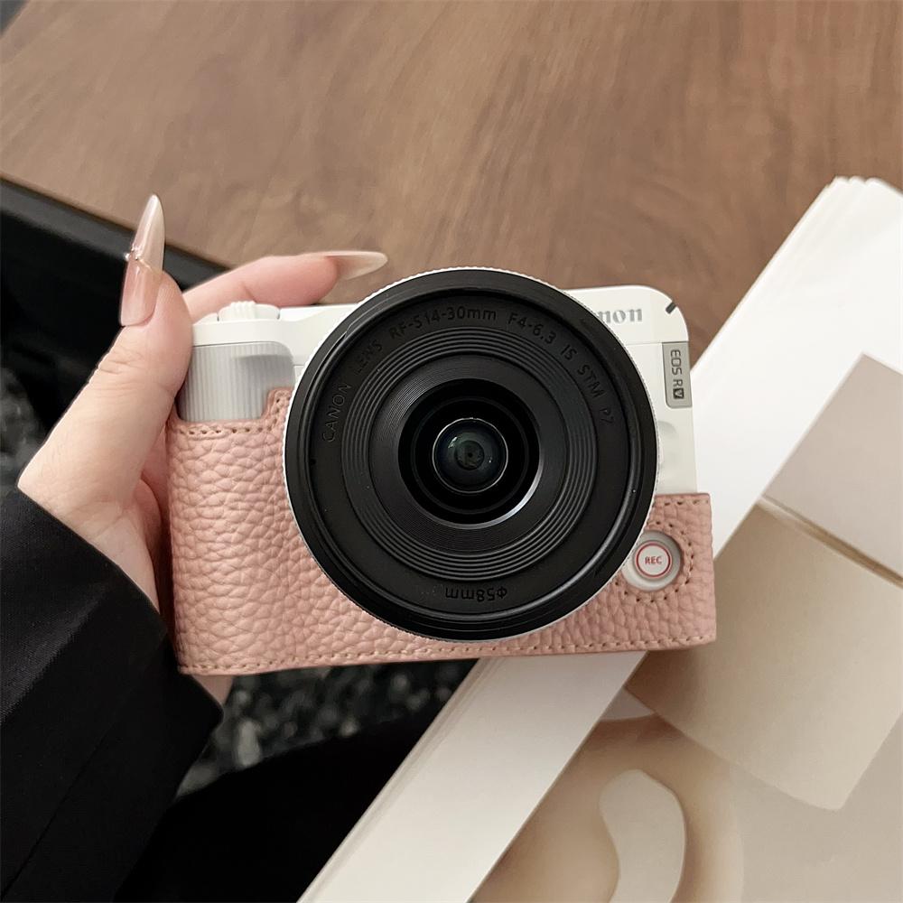 Luksusowe ręcznie robione półetui ze skóry PU na aparat Canon EOS R50V z dolną klapką baterii i paskiem