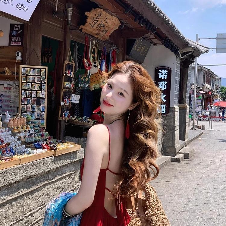 LC Yunnan Dali wears a French red suspender dress, female sexy backless, suitable for seaside vacation