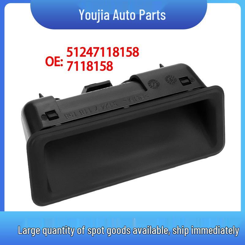 Ручка-кнопка-переключатель открытия замка крышки багажника BMW - Номер детали 51247118158 7118158