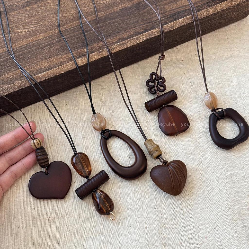 New Chinese-Style Water Drop Necklace: High-End Retro Sweater Chain, Simple and Versatile Accessory for Women.