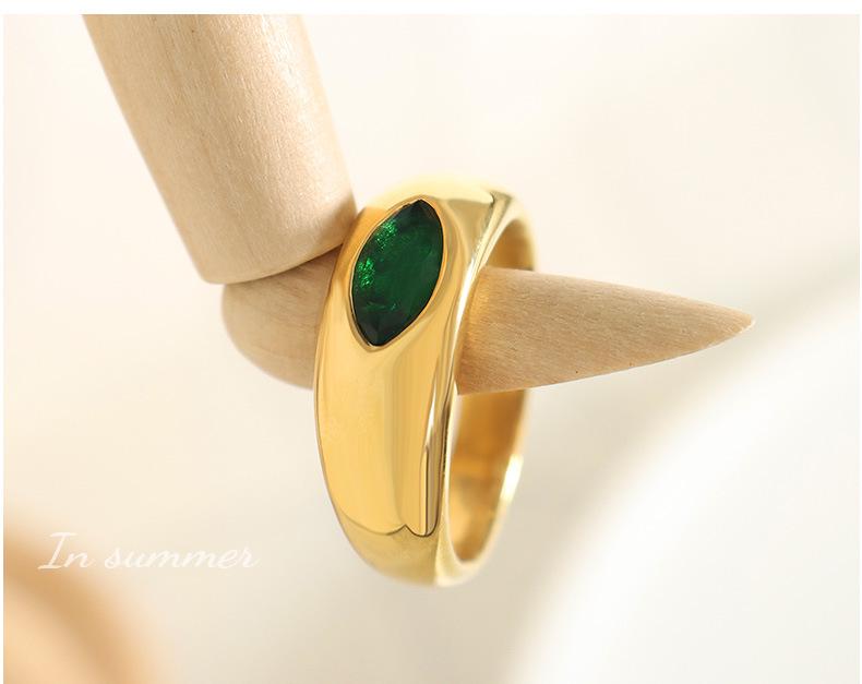 Hong Kong Retro Hepburn Style Emerald Zircon Ring