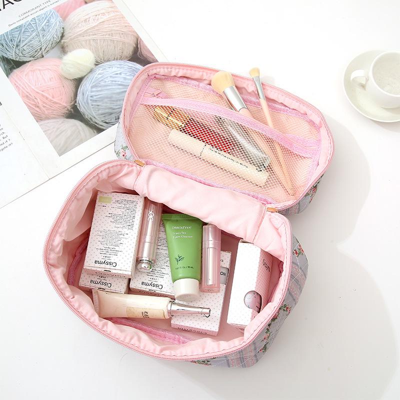 High-Capacity Quilted Floral Cosmetic Bag - Stylish, Compact, and Convenient