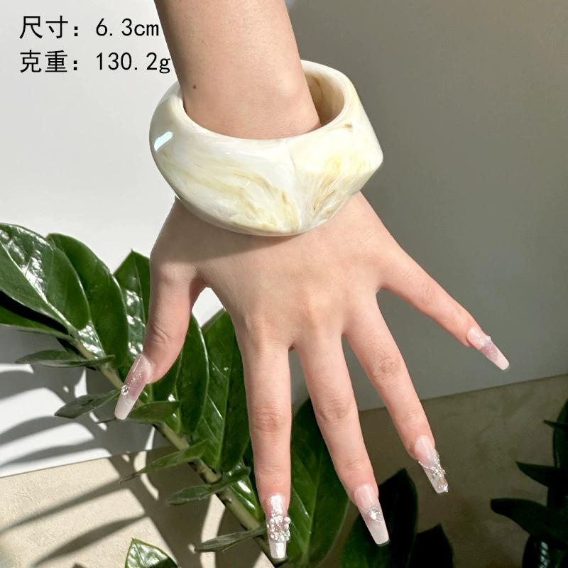 Exaggerated Fashion New Resin Beige Wide Layering Bracelet With Gradient Irregular Geometric Bracelets Women Jewelry Accessory