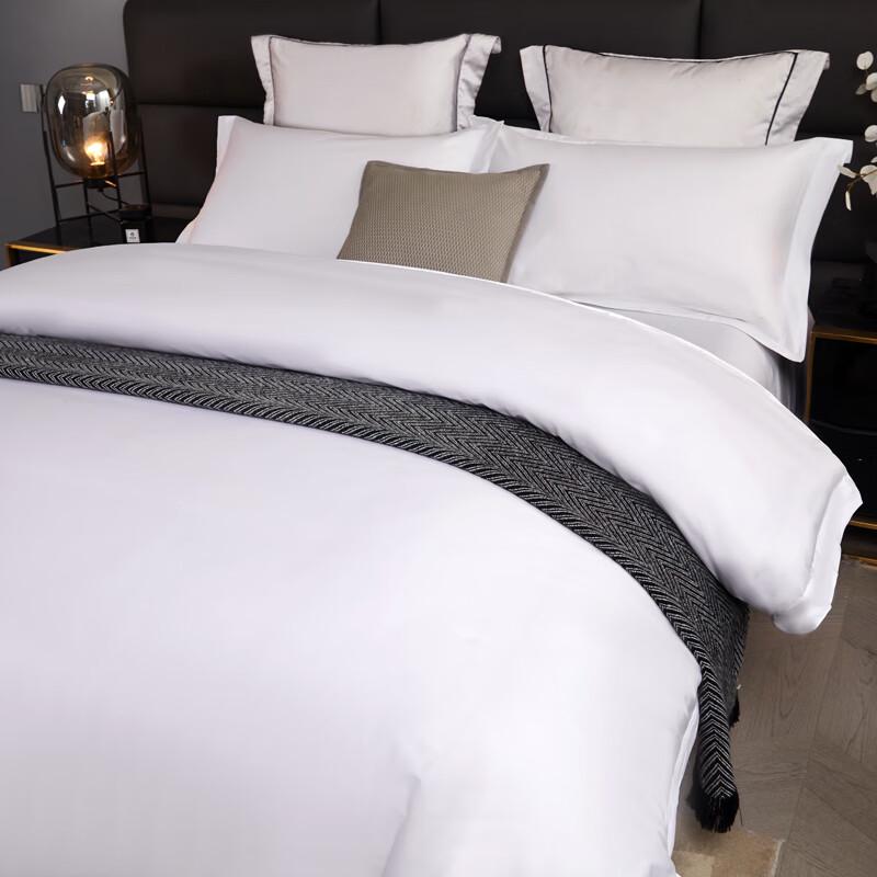 

Mling Hotel Collection White All-Season Quilt