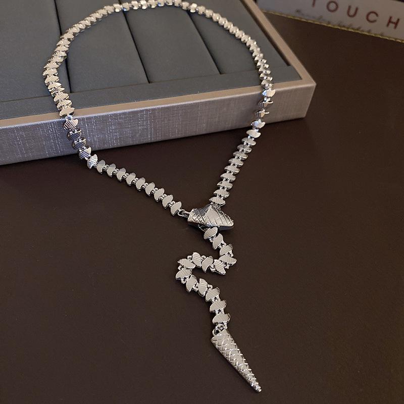 Regulowany Minimalistyczny Geometryczny Plisowany Skórzany Naszyjnik: Wszechstronny Łańcuszek na Obojczyk o Wysokiej Czułości