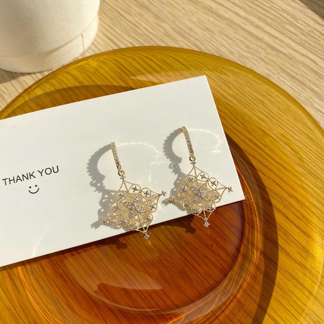 

Корейский новый дизайн модные ювелирные изделия изысканные серьги из настоящего золота 14 карат с цирконием ААА элегантные полые цветочные женские серьги в подарок на день рождения белый