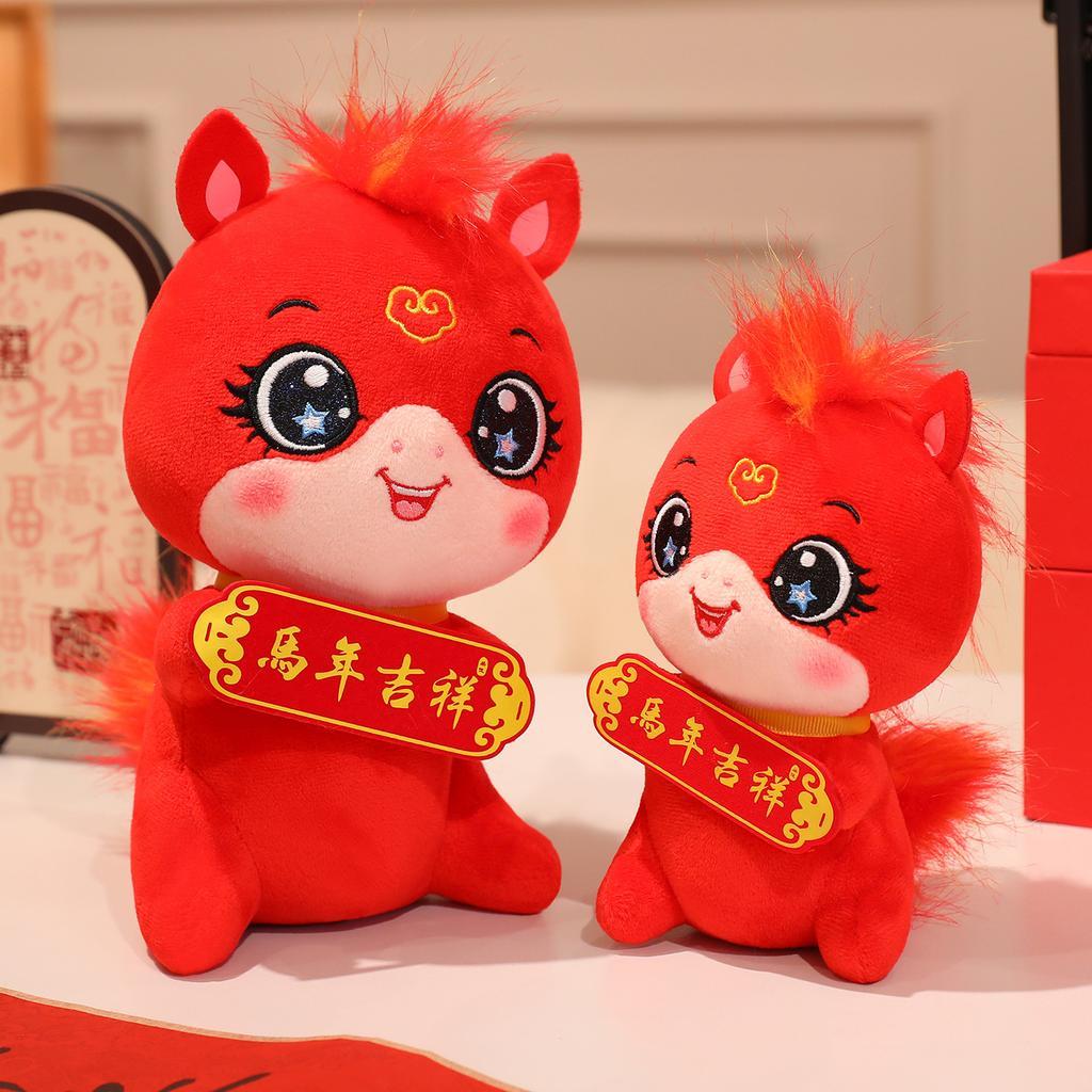 Søt Maskot for Hestens År som holder kort ponnidukke dyrekretshest plysjleketøy hest suksessdukke nyttårsgave