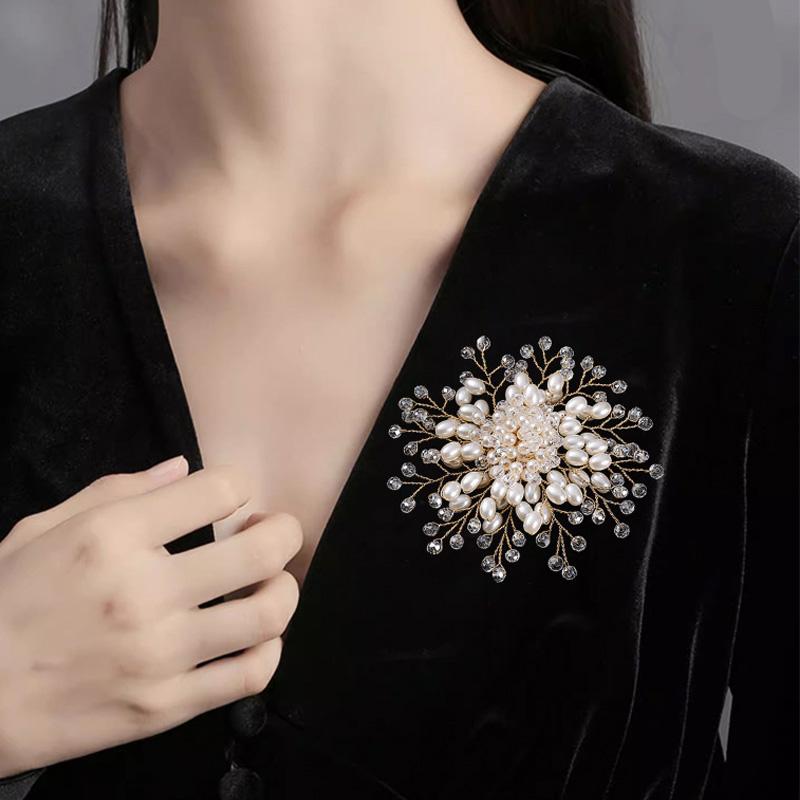 1PC Floral Shape Elegant Coat Accessories Jewelry Luxury Crystal Beaded For Women Girls Hand-woven Brooch Pin Flower Pearl