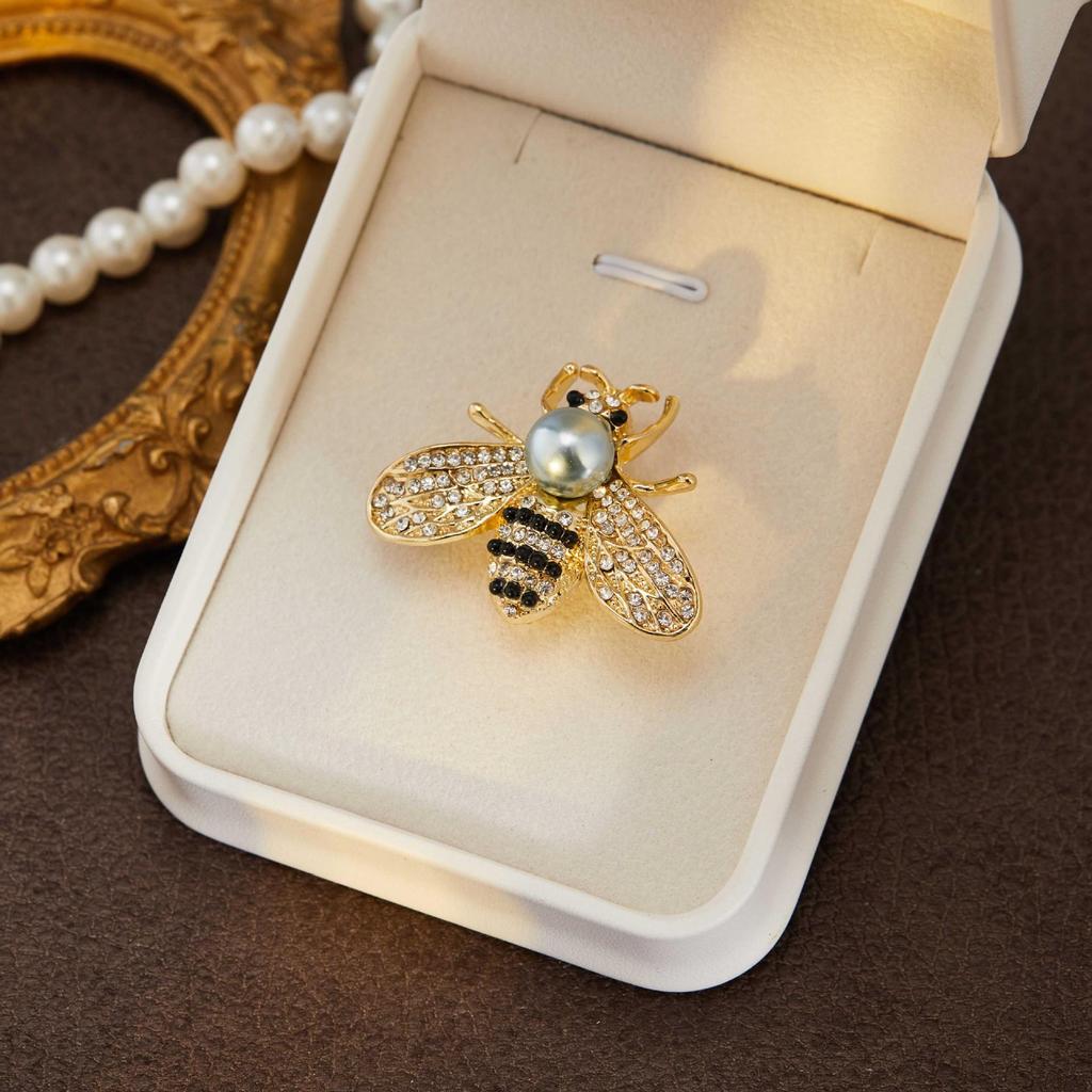 High-End Women's Bee Brooch: Korean Luxury Temperament Badge Pin for Versatile Clothing Accessories