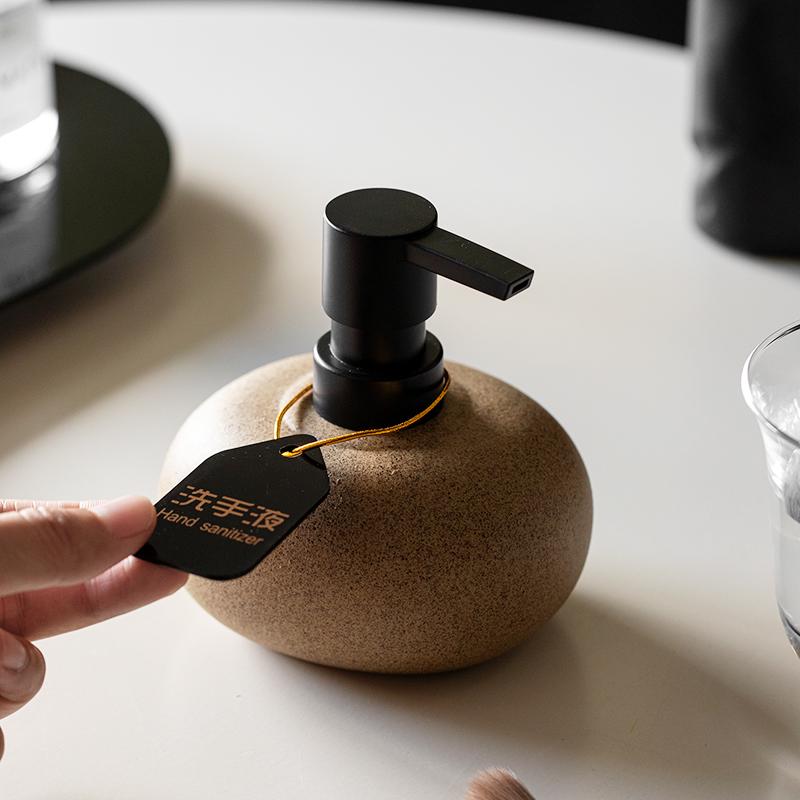 Sada lahví na šampon a pleťové mléko Wabi-Sabi z hrubé keramiky pro hotely a soukromí