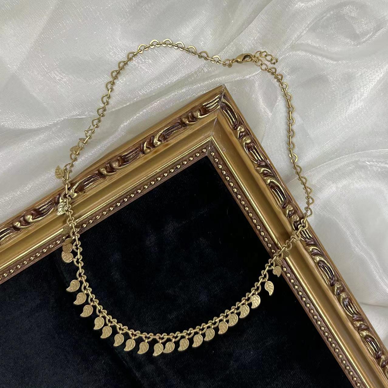 

Шикарный и универсальный набор: ожерелье с листом и плетеный браслет