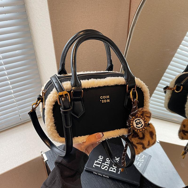 Frosted Retro Bag Women's 2025 New Fashion Niche Design Messenger Bag Plush Portable Pillow Bag
