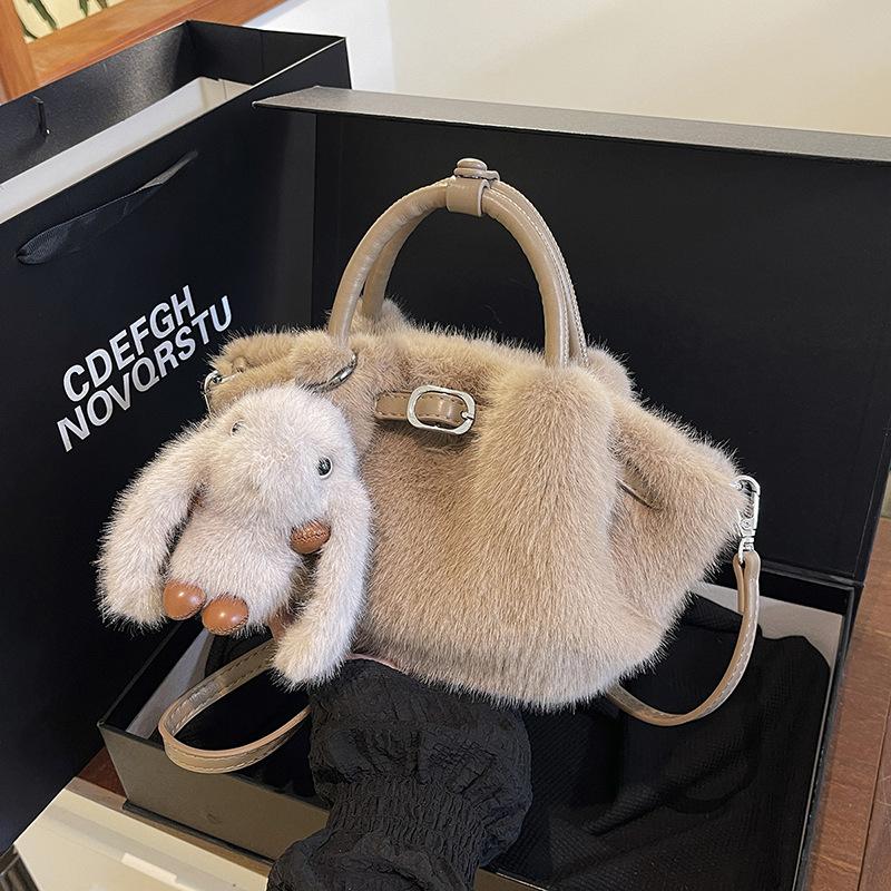 This Year's Popular Bag Women's Large-capacity 2025 New Autumn and Winter Versatile Plush Messenger Bag Casual Portable Tote Bag