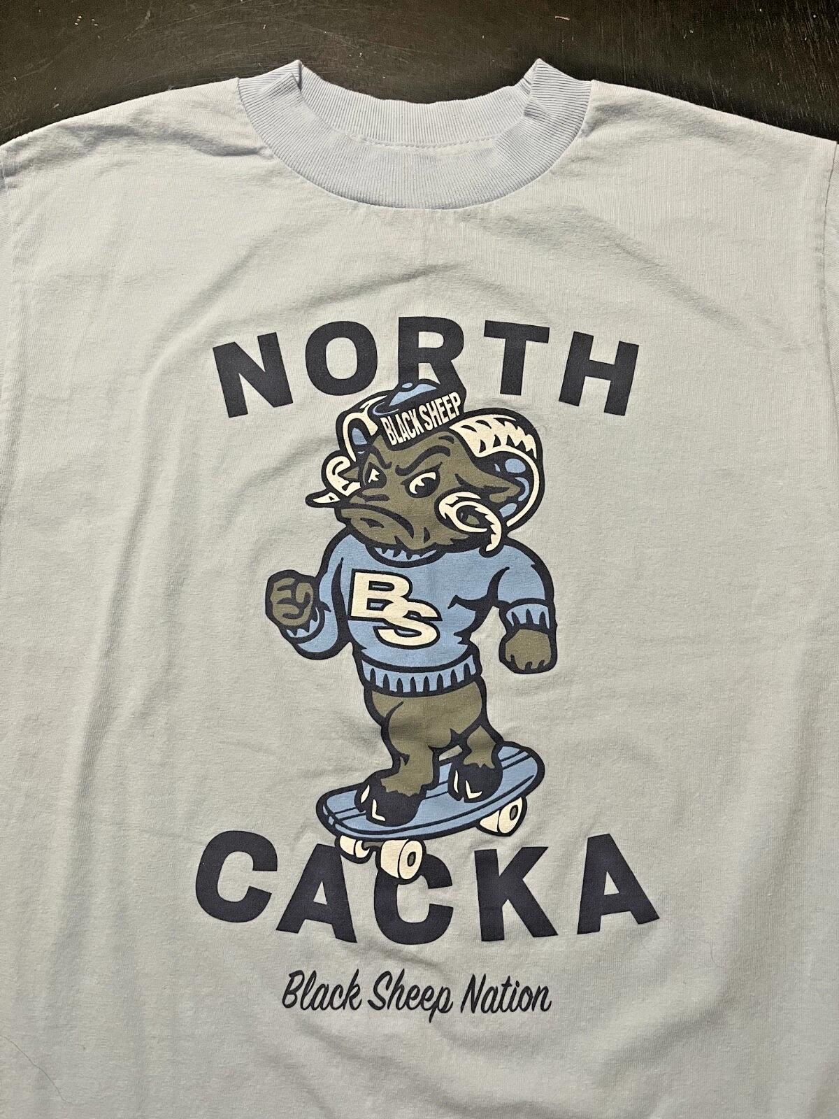 

Нация Черных Овец - Пародия на футболку Tar Heel из Северной Каролины, Цвет Carolina Blue, Размер: S S