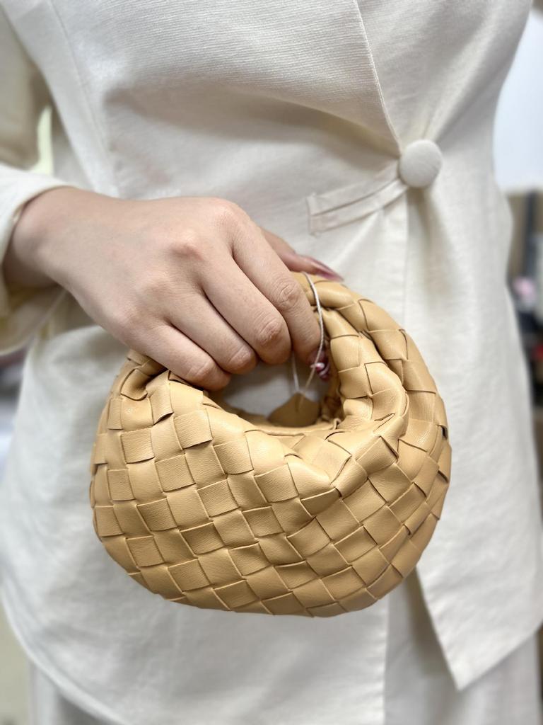Ručně vyráběné dámské mini knedlíčkové taštičky - elegantní ručně tkaný design croissantu