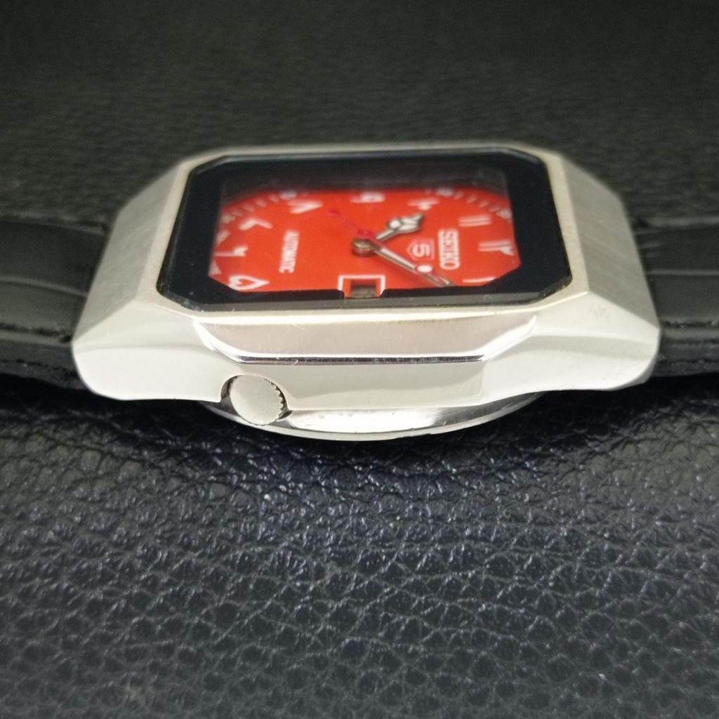 JAPAN VINTAGE SEIKO 5 AUTOMATIC MENS ARABIC RED COLOR DIAL WATCH A702452-5 R124-a702452