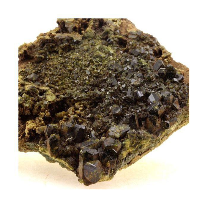 Pierres et Minéraux. Epidote. 1213.0 ct. Vallée de Viù, Piémont, Italie.