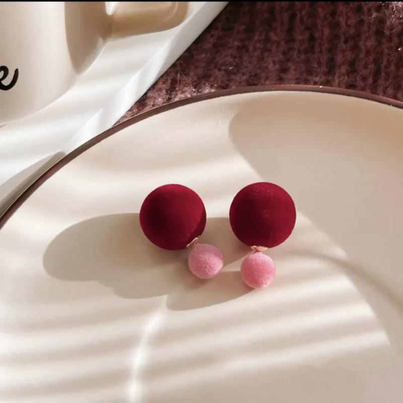 Orecchini Rossi Borchiati alla Moda Stile Hong Kong 2025 per Donna: Moda Elegante Autunno/Inverno di Alta Gamma