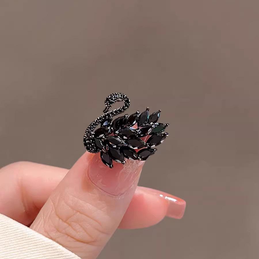 Luxurious Crystal Swan Brooch, Women's Summer Anti-glare Clasp, Exquisite Brooch, Creative Pin and Collar Pin