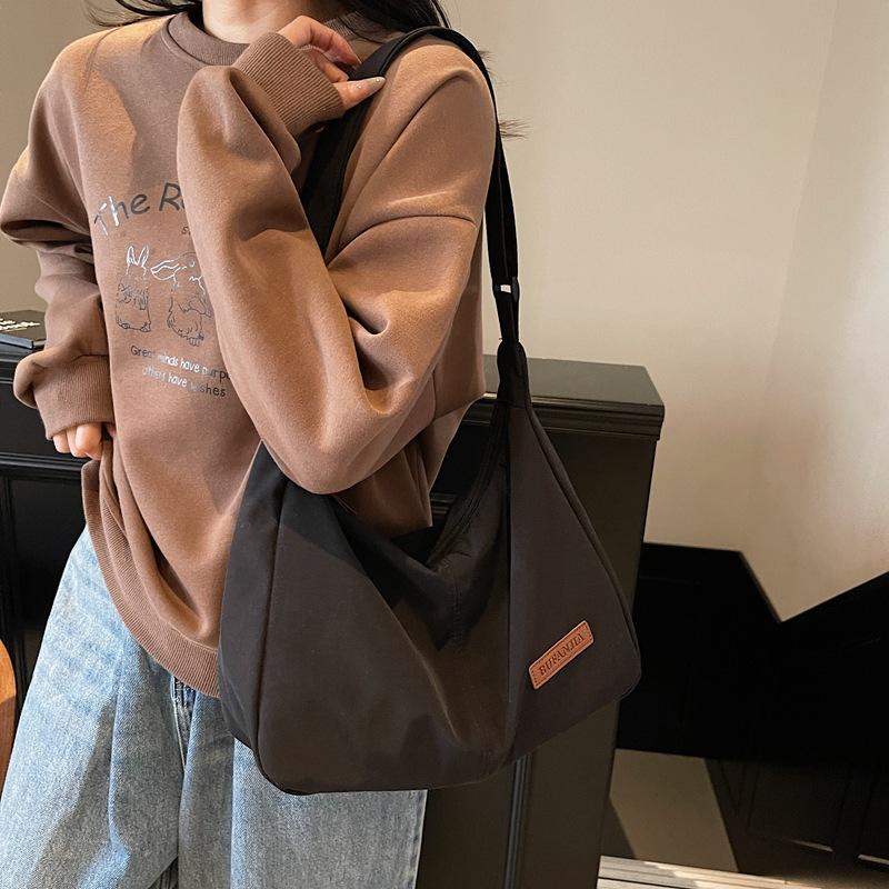 Niche design bag new trendy fashion shoulder bag simple 2025 solid color leisure commuting large capacity tote bag