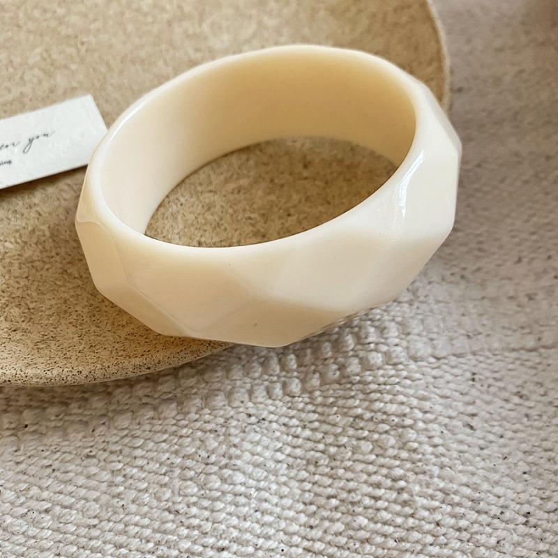 European and American Beige Irregular Geometric Resin Bracelet Light Luxury Temperament Bracelet Retro Exaggerated Jewelry Women