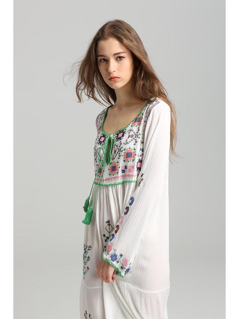 Boho Chic Dlouhé šněrovací šaty s květinovou výšivkou