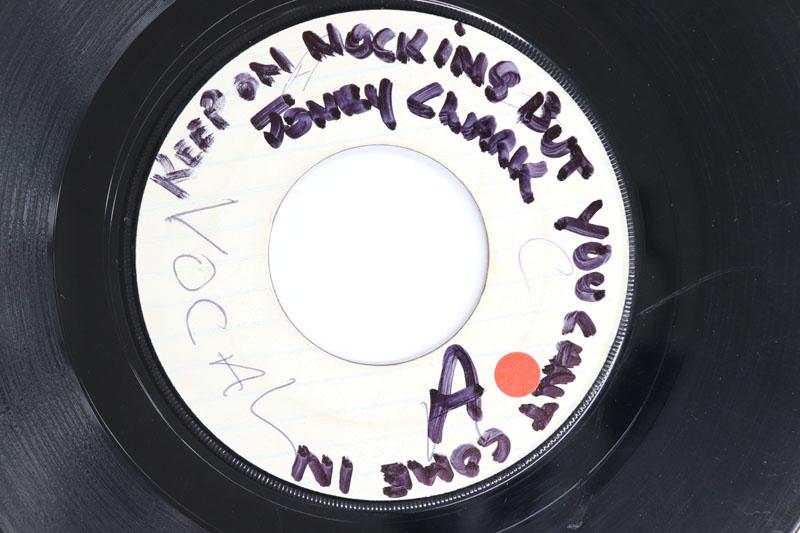 

7-дюймовая пластинка JOHNNY CLARKE You Keep On Running Версия NONE NOT ON LABEL 1975 Великобритания Регги Ска Даб Б/у