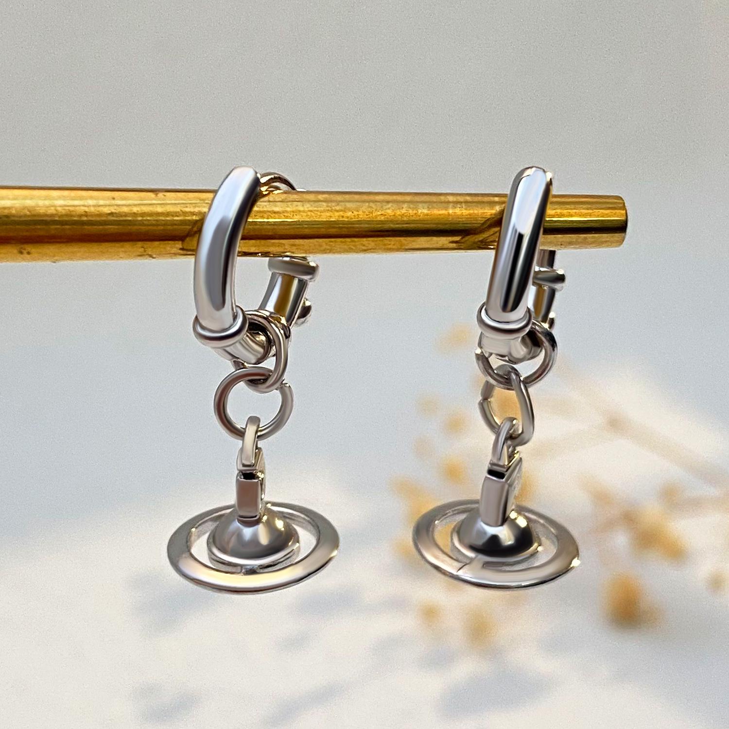 

Минималистичные персонализированные трехмерные серьги-клипсы в виде Сатурна для женщин 1 pcs