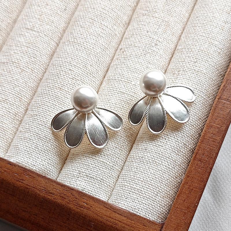 Xu I is dazzling Xu Yan silver needle petal pearl earrings light luxury high-end stud earrings fashion earrings women