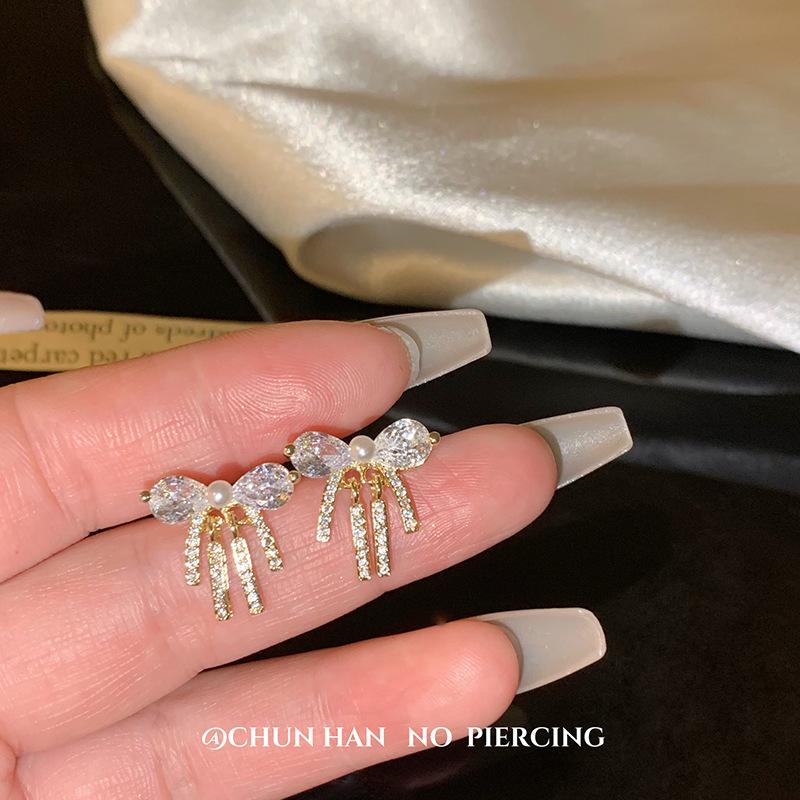 

Butterfly tassel ear clips without ear holes, super flash zircon light luxury high-end studs, sweet and trendy versatile earrings.