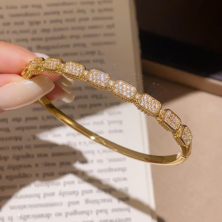 Plaid Gold Bracelet with Shiny Zirconia Ring – Luxurious, Fashionable, and Versatile Ins Style Jewelry.