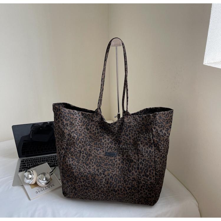 

Korean leopard print canvas bag, women s lazy style versatile shoulder underarm bag, loose feeling, large capacity commuter tote bag темно-коричневого