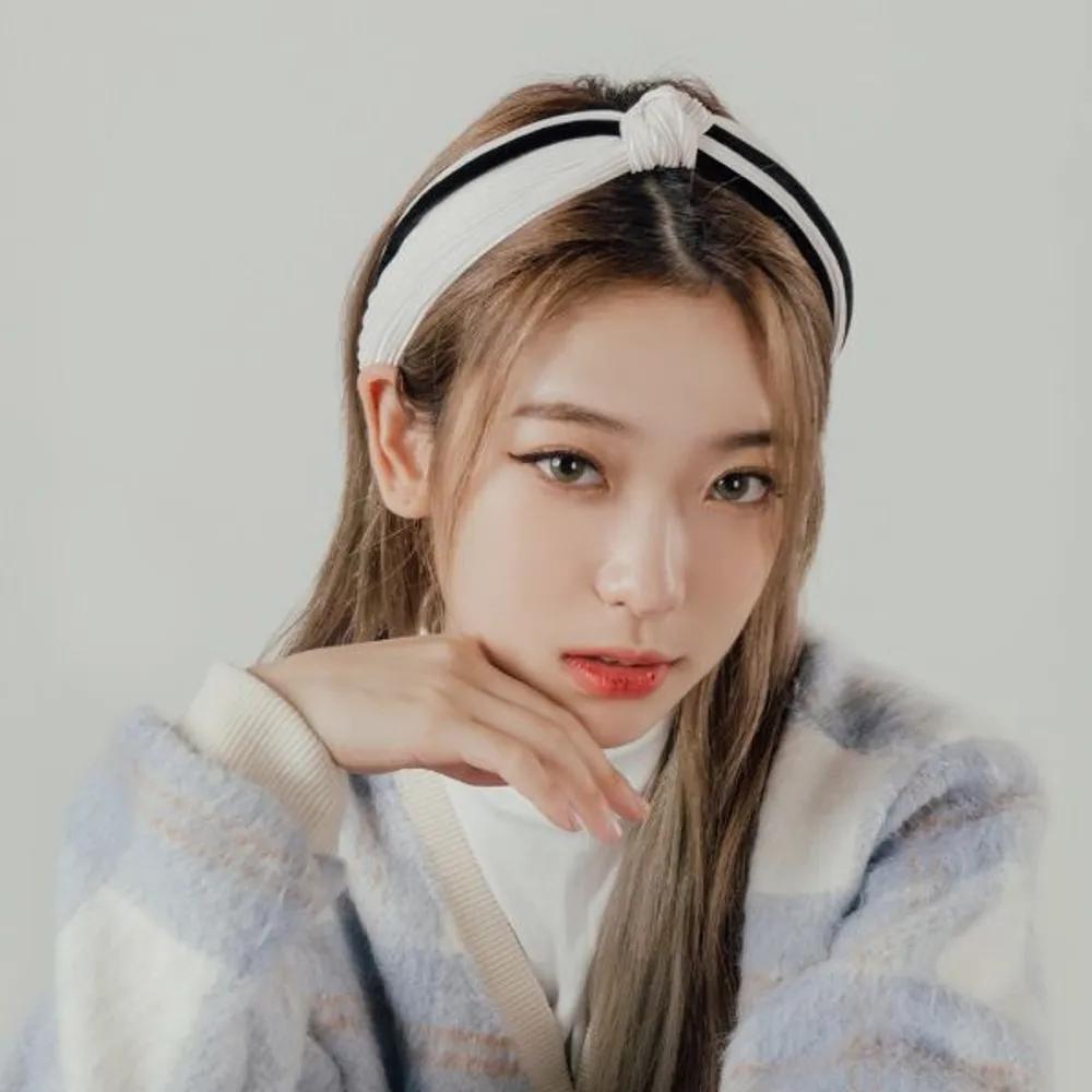 Glam Line Handmade Hairband (21HB033) Ivory-Model