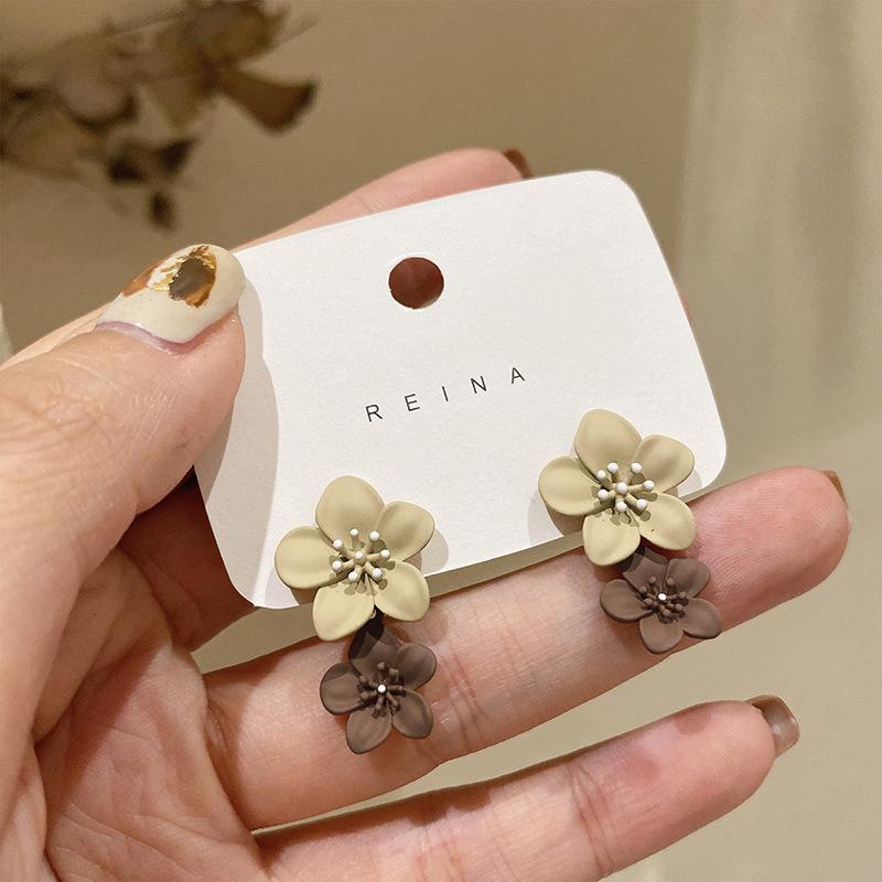 Fashion Elegant Daisy Flower Stud Earrings for Women Red Yellow Color Sweetheart Symmetrical Earring Holiday Party Jewelry Gifts