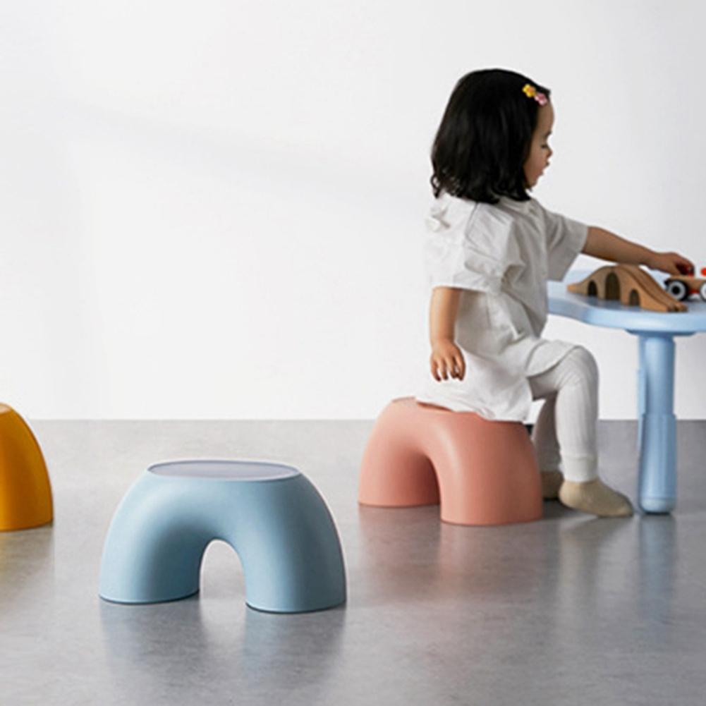 Guter Hocker Regenbogenform Fußhocker Kinder Tritthocker Sitz für Wohnzimmer Innenmöbel Kinderhocker