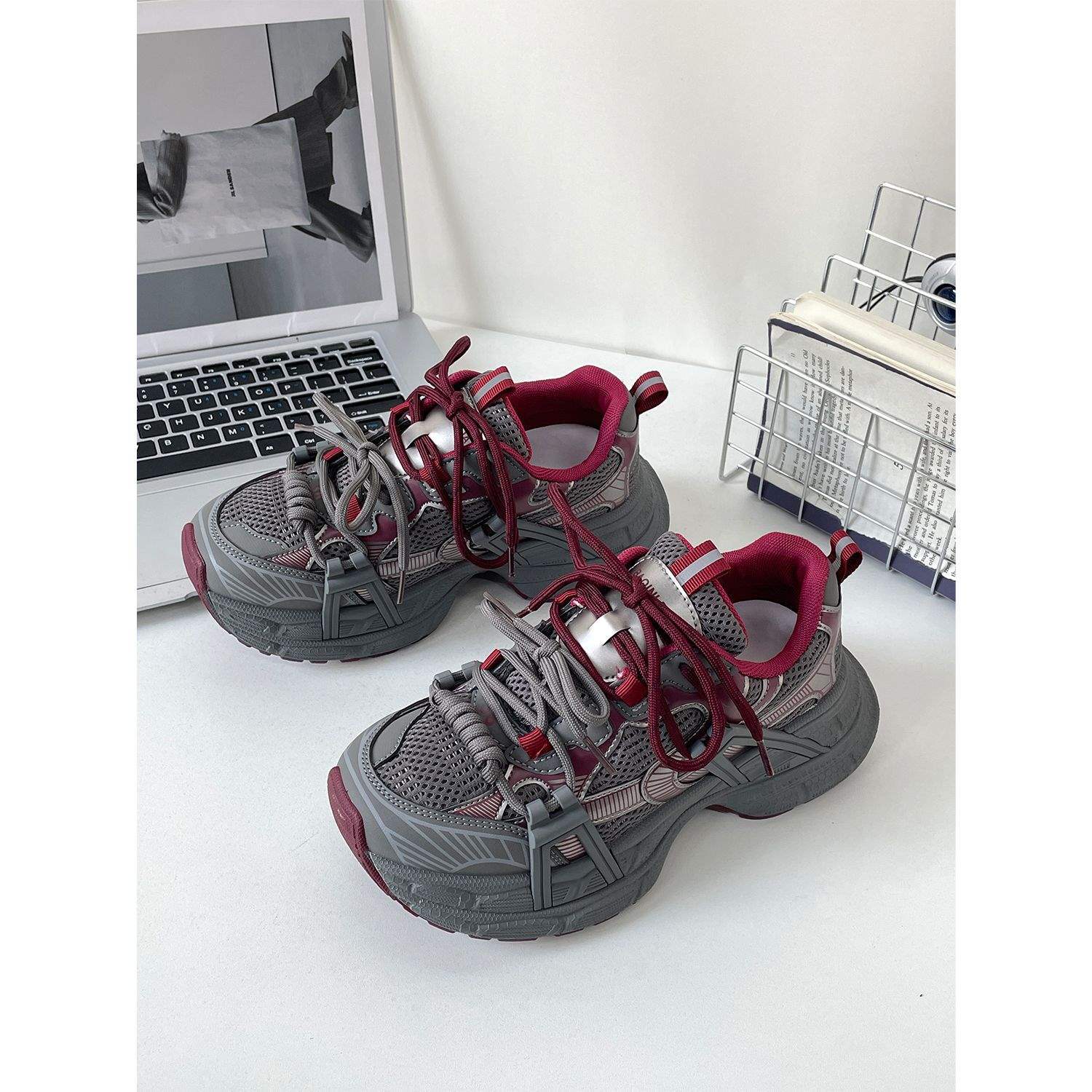 

Осень и зима ретро папины кроссовки женские ноги кажутся маленькими 2025 новые на толстой подошве увеличивающие рост универсальные нишевые повседневные спортивные кроссовки тренд 40