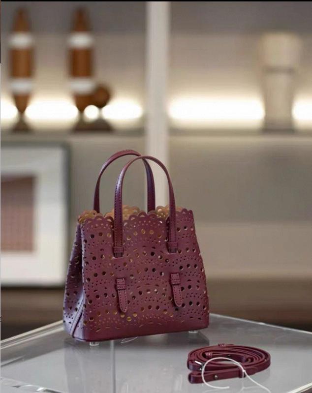 Dámská crossbody kabelka z ručně broušené hovězí kůže, laserově řezaná, z pravé kůže