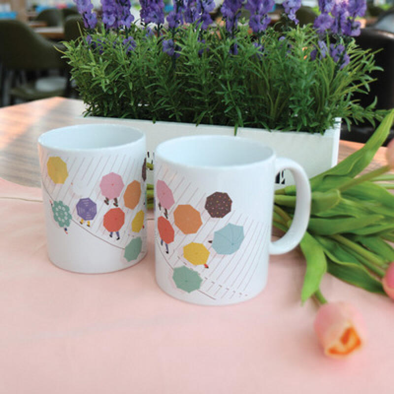 cf004-Design Mug 2p-Crossing the Street with an Umbrella