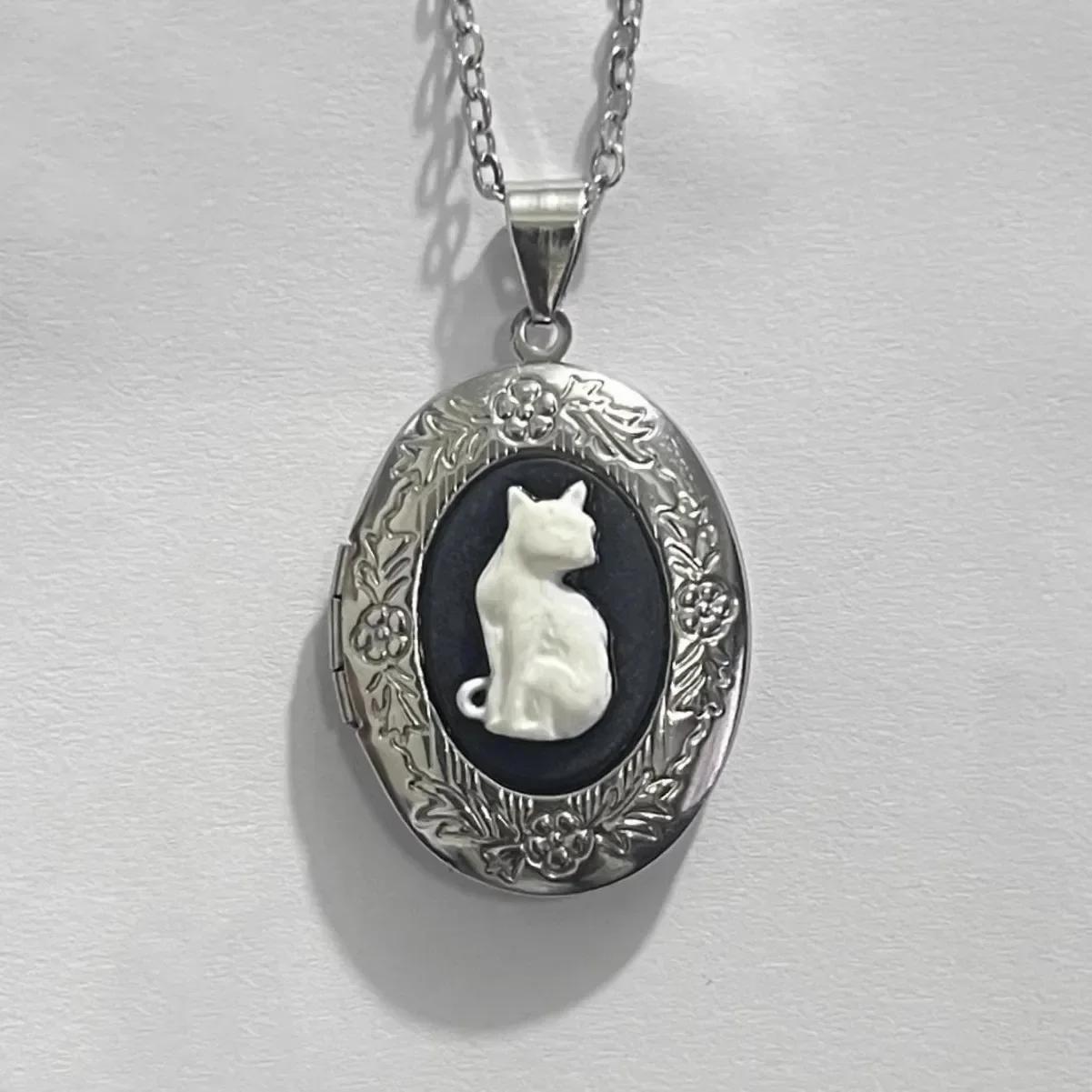

White Embossed Cat Oval Pendant Necklace Retro Gothic Creative DIY Photo Accessories Cute Cat Personalized Charm Chain Necklaces серебряный