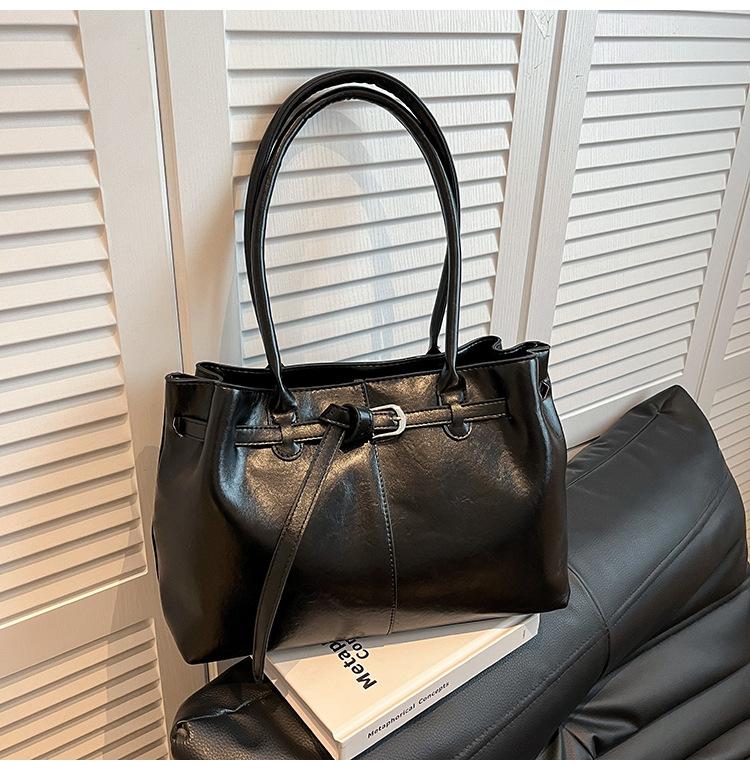 

Autumn and winter retro large-capacity fashion bag women s 2025 new casual commuter shoulder bag portable tote bag чорний