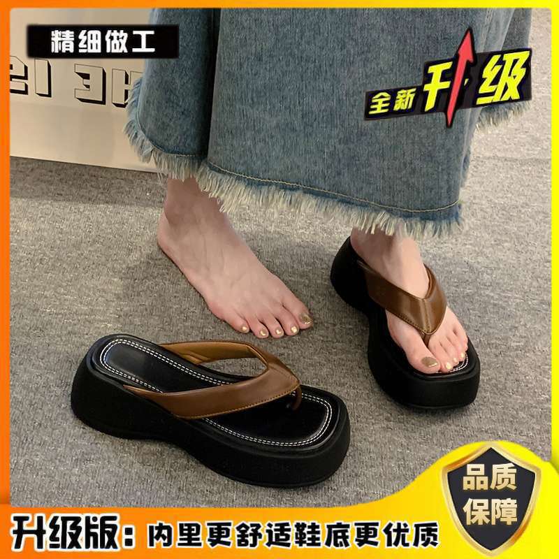 Versatile, Comfortable and Simple Thick-soled Beach Outer Wear Women's Models 2025 Summer New High-popularity Flip-flops Fashion Sandals