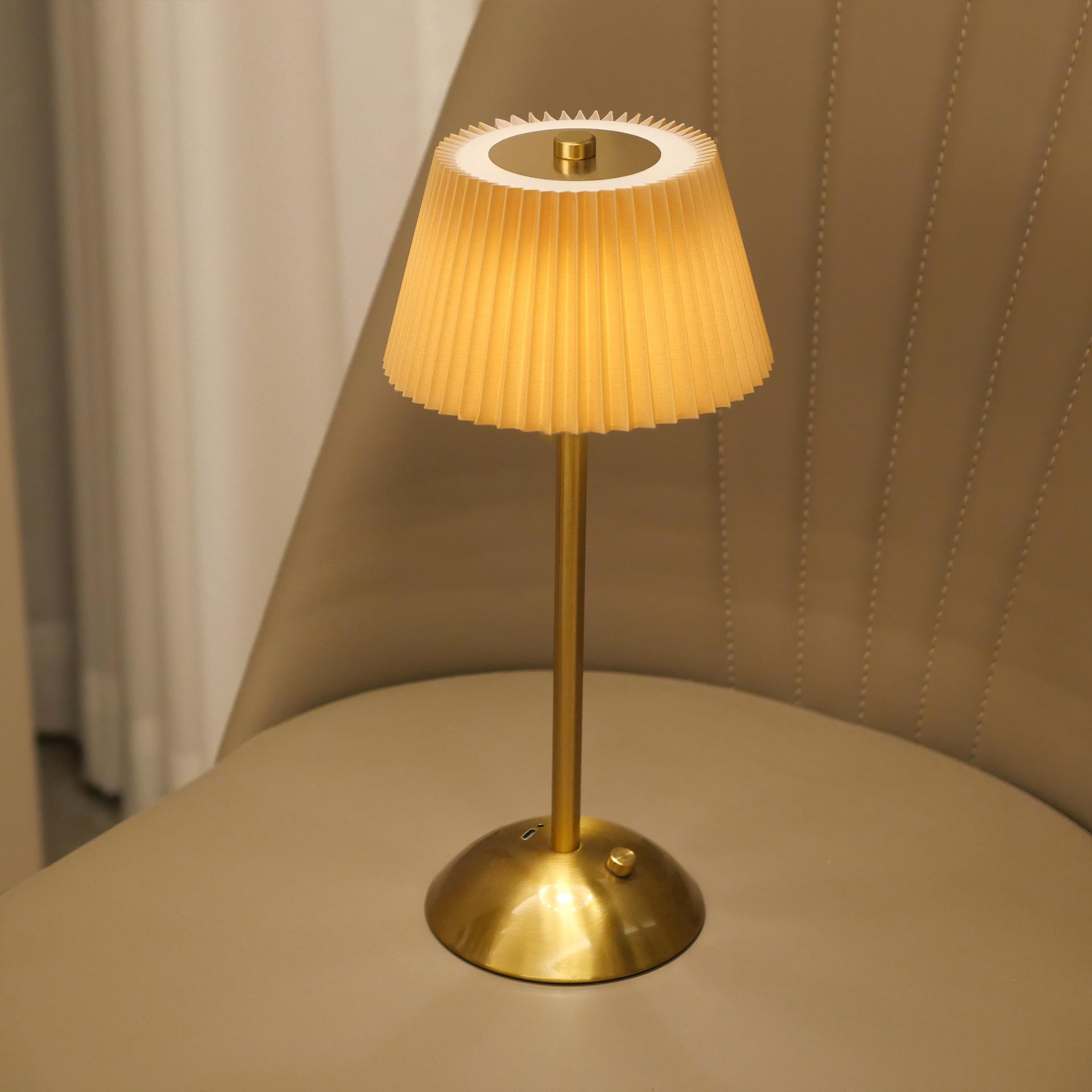 

Портативная сенсорная перезаряжаемая светодиодная настольная лампа с тканевым абажуром, беспроводная, с регулировкой яркости, креативный окружающий свет для гостиной светло-коричневого